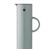 Stelton EM77 Classic Thermoskan 1 Liter Kunststof Dusty Green -Koffie- en theewinkel stelton em77 classic thermoskan 1 liter kunststof dusty green