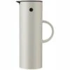 Stelton EM77 Classic Thermoskan 1 Liter Kunststof Sand -Koffie- en theewinkel stelton em77 classic thermoskan 1 liter kunststof sand